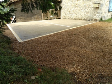 Réalisation d'un parking en béton lavé à Périgueux